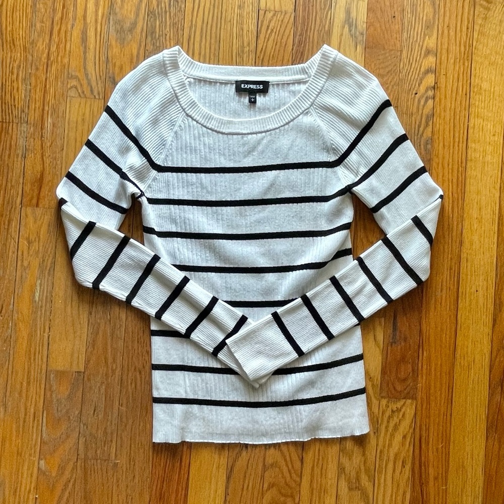 Express - Super Soft Lightweight Sweater - Large